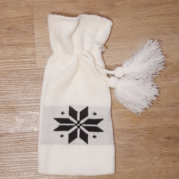 TPO Checkered Wool Blend Mittens with Sherpa Lining + Knit Snowflake Bag - Picture 10 of 12